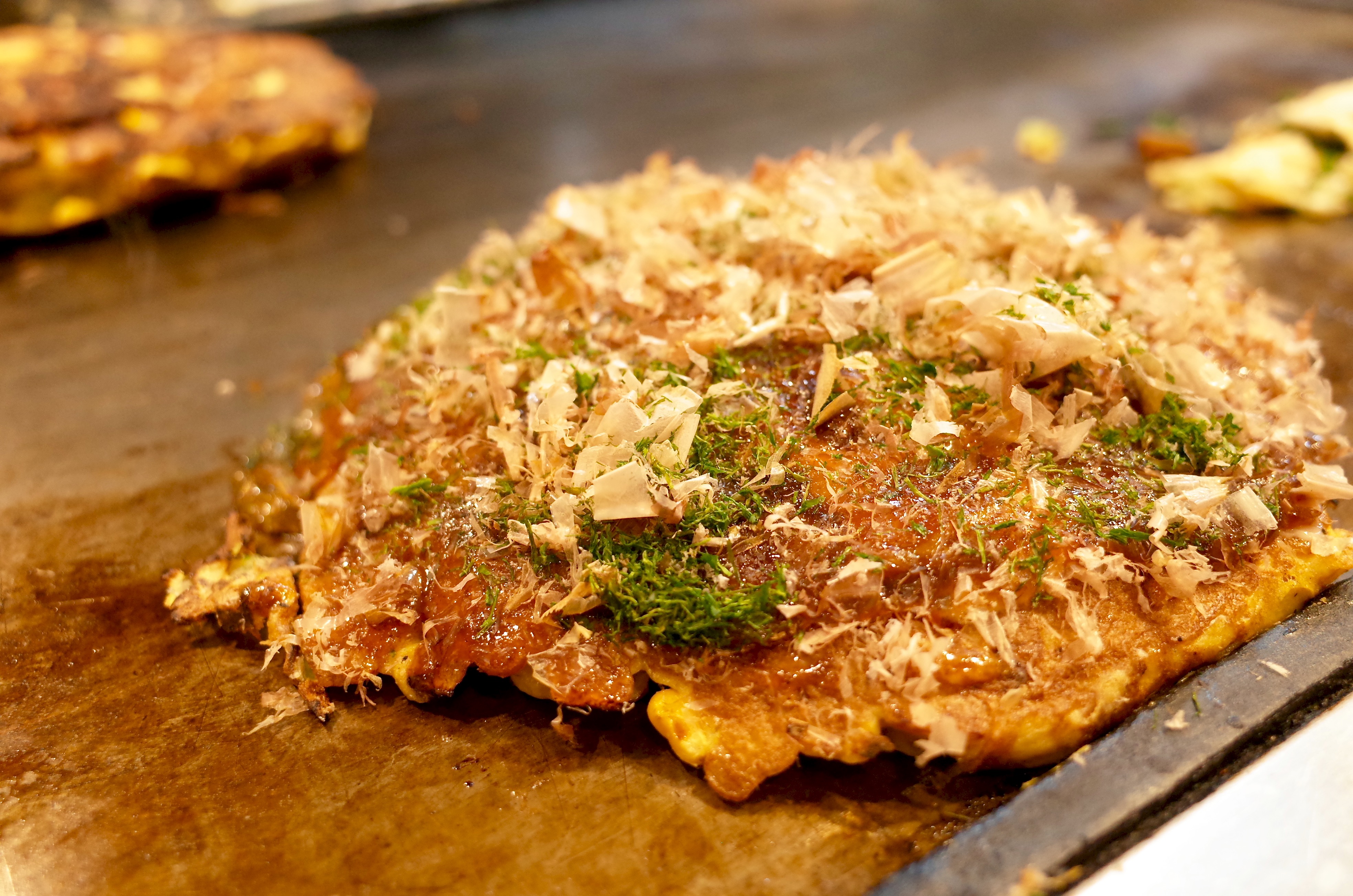 大阪なんばのお好み焼き屋さん「味乃家(あじのや)」ミシュランにも選ばれたお好み焼きがめっちゃふわっとろでめっちゃ魅了された ...