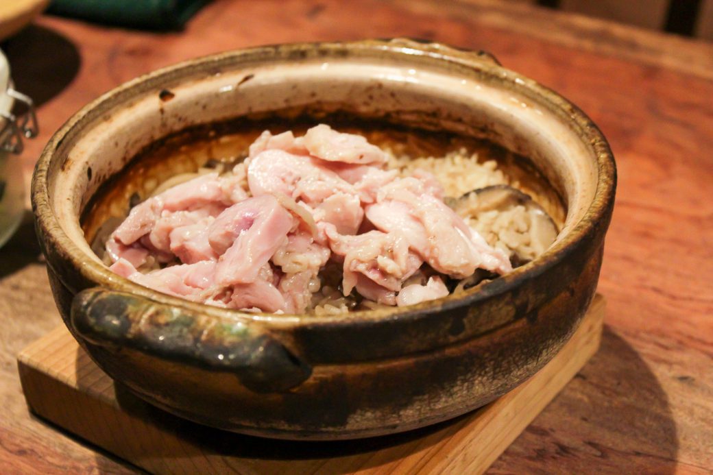 和N(わえぬ)の土鍋しいたけご飯に鶏肉を投入